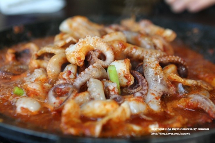 볶음밥은 서비스~ 매콤한 맛에 풍덩~ 홍스쭈꾸미