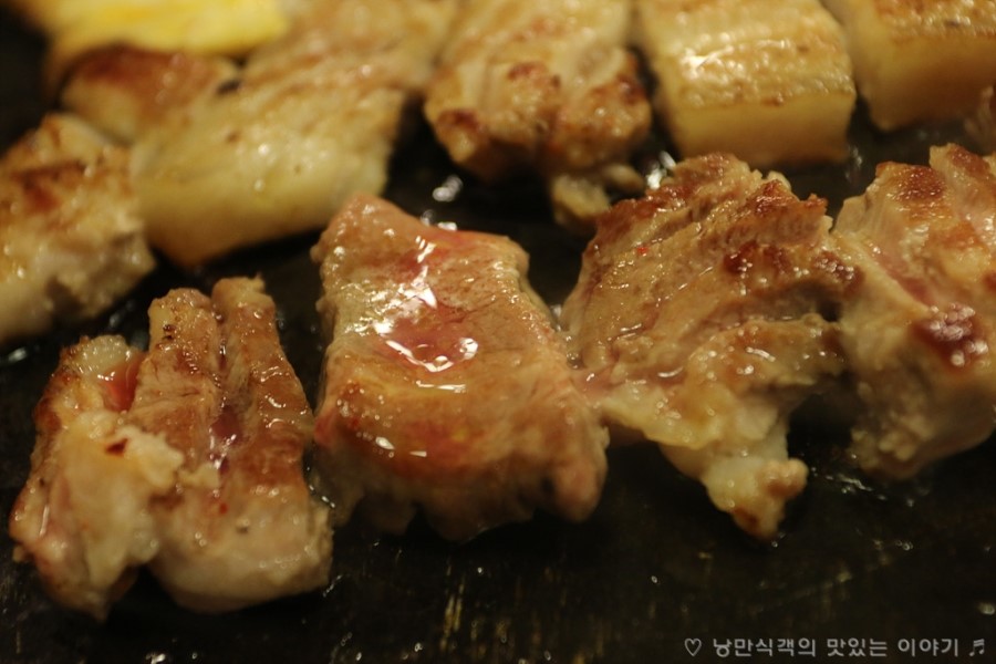 쫄깃하고 고소한 지례 흑돼지가 맛있는집 명동 육통령