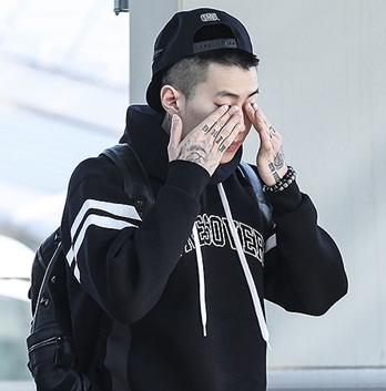 http://www.ezday.co.kr/bbs/view_board.html?q_sq_board=5825718 박재범, 코 피어싱에 문신까지 힙합 공항 패션