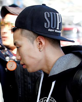http://www.ezday.co.kr/bbs/view_board.html?q_sq_board=5825718 박재범, 코 피어싱에 문신까지 힙합 공항 패션