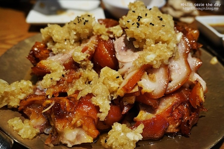 홍대맛집 : 샐러드와 얼큰한 칼국수까지 함께 마늘족발을! 미쓰족발