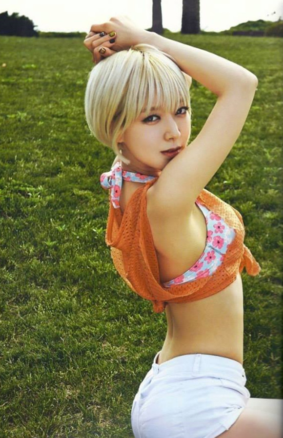 °É±×·ì AOA Ãʾư¡ ºñŰ´Ï¿Í ¼îÆ®ÆÒÃ÷¸¦ Âø¿ëÇÑ »çÁøÀÌ ´©¸®²ÛµéÀ» »ç·ÎÀâ°í ÀÖ´Ù. /ÃÊ¾Æ ÆäÀ̽ººÏ