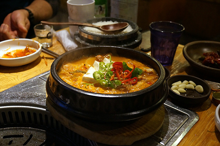 [부산서면맛집] 퍼포먼스가 다양한 줄 서서 먹는 고깃집 ~ 맛찬들 왕소금구이