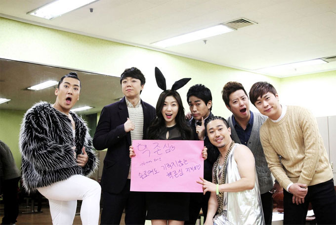 KBS2 '°³±×ÄܼƮ'¿¡¼ Àαâ ÄڳʷΠ¶°¿À¸£°í ÀÖ´Â 'ÇÙÁ¸½É'¿¡ Ã⿬ÇÏ´Â ±è±â¿(¿ÞÂÊ¿¡¼ µÎ ¹øÂ°)°ú °³±×¸Ç µ¿·áµéÀÌ Áö³ 25ÀÏ Å©¸®½º¸¶½º¸¦ ¸Â¾Æ ¼Ö·Î¸¦ ÀÀ¿øÇÏ´Â »çÁøÀ» °ÔÀçÇØ ´«±æÀ» ²ø¾ú´Ù. /°³±×ÄܼƮ ÆäÀ̽ººÏ