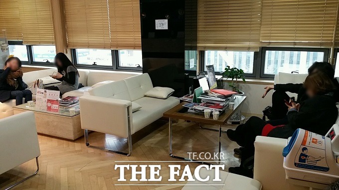 J¼ºÇü¿Ü°ú¿¡¼ ¿Ü±¹ÀΠȯÀÚµéÀÌ »ó´ãÀ» ±â´Ù¸®°í ÀÖ´Ù./³íÇöµ¿=½ÅÁøÈ¯ ±âÀÚ