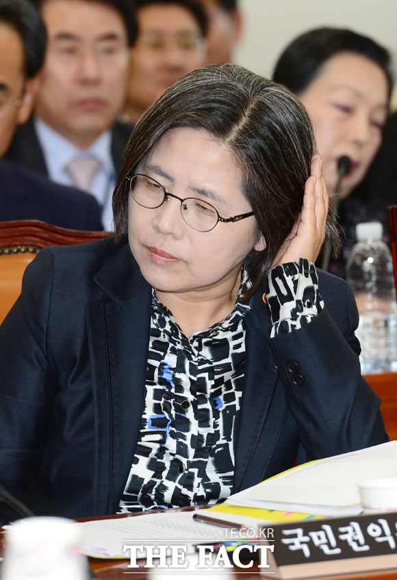 迵 ۵  ް ִ. 迵 ûŹ  ǰ  ڵ óϴ   ִ. /ƮDB
