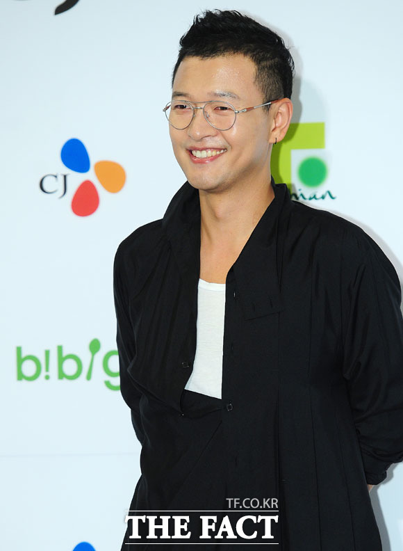 ±èÁöÈ£ ³²Æí ±èÈ£ÁøÀÌ ´©¸®²ÛµéÀÇ °ü½ÉÀ» ¹Þ°í ÀÖ´Ù. ±èÁöÈ£ ³²Æí ±èÈ£ÁøÀº °øÃ¤ ÅÅ·±Æ® Ãâ½ÅÀ¸·Î ÇöÀç ¹è¿ì Ȱµ¿°ú ·¹½ºÅä¶û ¿î¿µÀ» º´ÇàÇϰí ÀÖ´Â °ÍÀ¸·Î ¾Ë·ÁÁ³´Ù. /´õÆÑÆ®DB