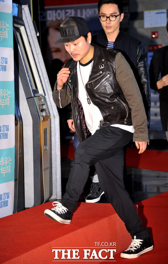 ±è¹Î±³ÀÇ ÆÄ¶õ¸¸ÀåÇß´ø ¾î¸° ½ÃÀý À̾߱Ⱑ ÀçÁ¶¸íµÇ°í ÀÖ´Ù. ±è¹Î±³´Â ¾Æ¹öÁö°¡ »ç±â¸¦ ´çÇØ ¾î·Á¿î ¾î¸° ½ÃÀýÀ» º¸³½ °ÍÀ¸·Î ¾Ë·ÁÁ³´Ù. /´õÆÑÆ®DB