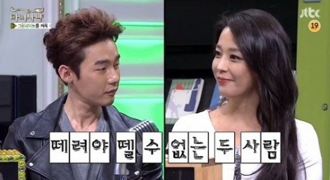 Ѱ,  Դ ڶ. Ѱ ⿬ߴ JTBC ''    ް ִ. Ѱ ⿬   Դ ڶϸ  ھƳ´. / JTBC ''  ȭ ĸó