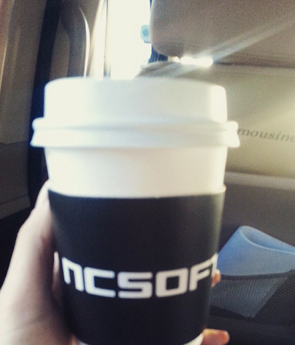 À¯½Â¿Á, 'ncsoft cafe' ¹æ¹®. À¯½Â¿ÁÀÌ 'ncsoft cafe'¿¡¼ ¹ÞÀº ÄÅ »çÁøÀ» ÀÚ½ÅÀÇ ÀνºÅ¸±×·¥¿¡ ¿Ã·È´Ù. À¯½Â¿ÁÀº µû¶æÇÑ À½·á¸¦ ¼±¹°ÇØÁØ ÀÌ¿¡°Ô °¨»çÇÑ ¸¶À½À» Ç¥ÇöÇß´Ù. / À¯½Â¿Á ÀνºÅ¸±×·¥ ĸó