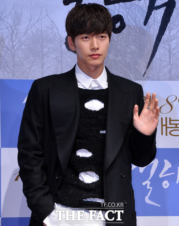 ¹ÚÇØÁø ³ªÀÌ, 1983³â 5¿ù 1ÀÏ Ãâ»ý. ¹ÚÇØÁø ³ªÀÌ¿¡ ´ëÇÑ °ü½ÉÀÌ ³ô¾ÆÁø °¡¿îµ¥ µ¿°©ÀÎ ¿¬¿¹Àε鵵 ´«±æÀ» ²ø°í ÀÖ´Ù. ¹ÚÇØÁøÀº ¿Ü±¹ ¹è¿ìÀÎ ¾Øµå·ù °¡Çʵå¿Í °°Àº ³ªÀÌÀÎ °ÍÀ¸·Î ¾Ë·ÁÁ³´Ù. / ±è½½±â ±âÀÚ