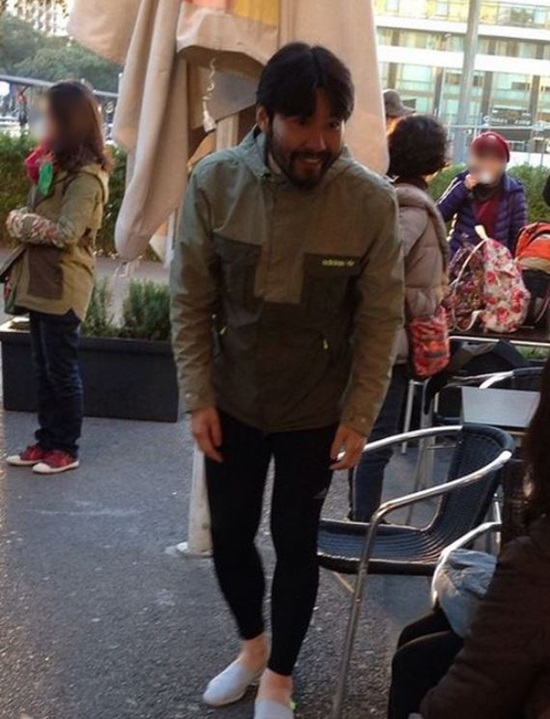 ��ȫö, �����޿��� �����ο��� ���. ��ȫö�� ������ ������ �ٸ����γ����� ��ݵƴ�. / �¶��� Ŀ�´�Ƽ