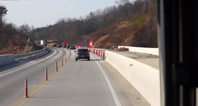 °í¼Óµµ·Î ±³Åë»óȲ, °ü½É ±ÞÁõ. °í¼Óµµ·Î ±³Åë»óȲÀÌ ¼³ ¿¬ÈÞ¸¦ ¾ÕµÎ°í °ü½ÉÀ» ²ø°í ÀÖ´Ù. °í¼Óµµ·Î ±³Åë»óȲÀº ÈÞ´ëÀüÈ·Î È®ÀÎÇÒ ¼ö ÀÖ´Ù. / À¯Æ©ºê ¿µ»ó ĸó