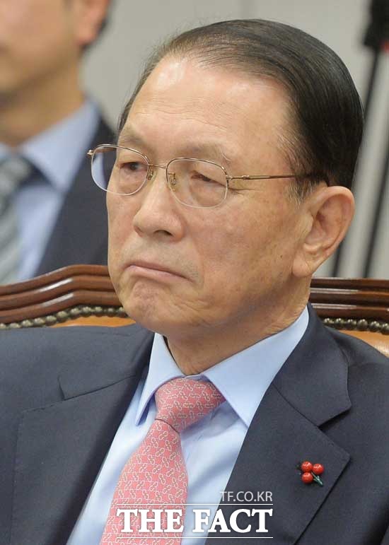 ôì ¶°³ª´Â ±è±âÃá ½ÇÀå, ±×´Â ´©±¸? ±è±âÃá ½ÇÀå¿¡ ´ëÇÑ ´©¸®²ÛµéÀÇ °ü½ÉÀÌ ³ô¾ÆÁö°í ÀÖ´Ù. ±è±âÃá ½ÇÀåÀº ´ëÇѹα¹ÀÇ Á¤Ä¡ÀÎÀ¸·Î 2013³â 8¿ù 5ÀÏ ¹Ú±ÙÇý Á¤ºÎÀÇ Á¦2´ë ´ëÅë·Éºñ¼½ÇÀåÀ¸·Î ÀÓ¸íµÈ Àι°ÀÌ´Ù. /´õÆÑÆ®DB