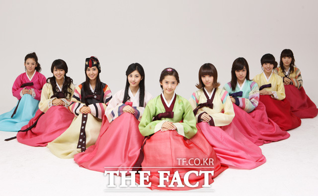 ¼³³¯Àλç, ³ª¶óº° ÀÎ»ç ´«±æ. ¼³³¯Àλ簡 ¼³ ¿¬ÈÞ¸¦ ¾ÕµÎ°í °ü½ÉÀ» ¹Þ°í ÀÖ´Ù. ´Ù¾çÇÑ ±¹°¡º° ¼³³¯Àλ絵 ´«±æÀ» ²ø°í ÀÖ´Ù. / ´õÆÑÆ® DB