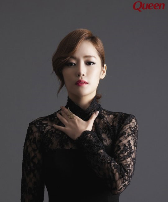 À±¾ÆÁ¤ Ⱥ¸ ÀçÁ¶¸í À±¾ÆÁ¤Àº Áö³ 2011³â ÀâÁö 'Äý'¿¡ Ⱥ¸¸¦ °ø°³Çß´Ù./ ÀâÁö 'Äý(QUEEN)' 2011³â 11¿ùÈ£¿¡