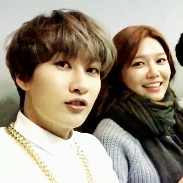 ÀºÇõ, ¼ö¿µ°ú ´ÙÁ¤ÇϰÔ. ÀºÇõÀÌ ½´ÆÛÁִϾî D&E¸¦ ÀÀ¿øÂ÷ ãÀº ¼Ò³à½Ã´ë ¼ö¿µ°ú ´ÙÁ¤ÇÑ ÀÎÁõ ¿µ»óÀ» ¿Ã·È´Ù. ÀºÇõÀº °øÇ׿¡¼ ¹Ù·Î ´Þ·Á¿Â ¼ö¿µÀ» 'ÀǸ®³à'¶ó ĪÇÏ¸ç °í¸¶¿î ¸¶À½À» Ç¥ÇöÇß´Ù. /ÀºÇõ ÀνºÅ¸±×·¥