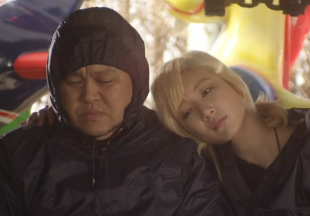 ¶±±¹¿Â÷, ºÀ¸¸´ë °¨µ¶ ÀÛǰ ´«±æ. ¿µÈ '¶±±¹¿Â÷'°¡ 8ÀÏ Àα⠰˻ö¾î¿¡ ¿Ã¶ó ³×ƼÁðµéÀÇ °ü½ÉÀ» ¹Þ°í ÀÖ´Ù. '¶±±¹¿Â÷'¸¦ Á¦ÀÛÇÑ ºÀ¸¸´ë °¨µ¶ÀÇ ¿¬Ãâ ½ºÅ¸Àϵµ ´«±æÀ» ²ø°í ÀÖ´Ù. /¿µÈ '¶±±¹¿Â÷' ¿¹°íÆí