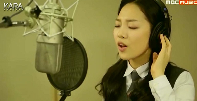 ¼Ò¹Î, ¾î¸° ³ªÀÌ ´«±æ. MBC MUSIC 'Ä«¶ó ÇÁ·ÎÁ§Æ®: Ä«¶ó ´õ ºñ±â´×'¿¡ Ã⿬Çß´ø ¼Ò¹ÎÀÌ ³×ƼÁðµéÀÇ °ü½ÉÀ» ¹Þ°í ÀÖ´Ù. ¼Ò¹ÎÀº ¹æ¼Û¿¡¼ ¾î¸° ³ªÀÌ¿¡µµ ÈǸ¢ÇÑ È°¾àÀ» º¸¿© ´«±æÀ» ²ö ¹Ù ÀÖ´Ù. / MBC MUSIC 'Ä«¶ó ÇÁ·ÎÁ§Æ®: Ä«¶ó ´õ ºñ±â´×' ¹æ¼Û ȸé ĸó