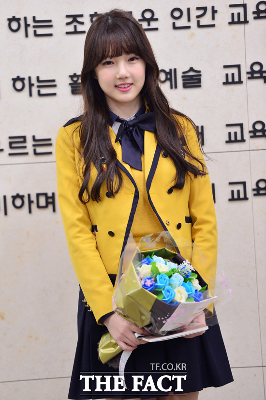 ¿©ÀÚÄ£±¸ ¿¹¸° ¸·Ãã ÀÛ·Ä! ¿©ÀÚÄ£±¸ ¿¹¸°ÀÌ '·±´×¸Ç'¿¡ Ãâ¿¬ÇØ '¸·Ãã'À» ÆîÃÄ º¸¿´´Ù. »çÁøÀº Á¹¾÷½Ä¿¡ Âü¼®ÇÑ ¿©ÀÚÄ£±¸ ¿¹¸°. /³²À±È£ ±âÀÚ