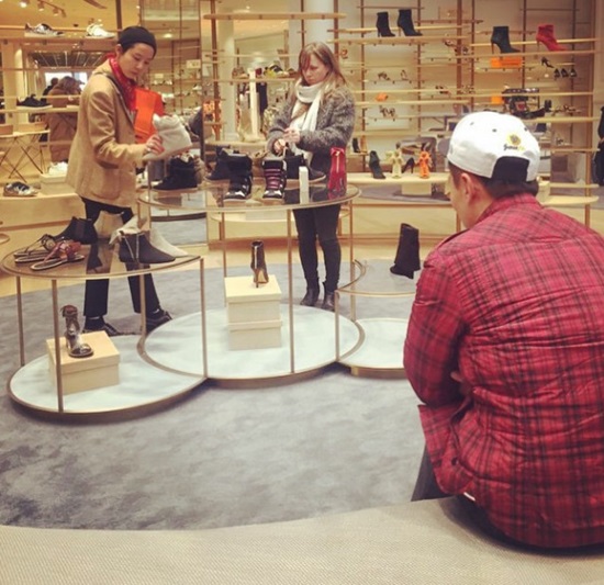 ±è³ª¿µ, ³²ÀÚ Ä£±¸ ÀÎÁõ? ±è³ª¿µÀÌ ÇÑ ³²ÀÚ¿Í ¼îÇÎ µ¥ÀÌÆ®¸¦ Áñ±â´Â ÀÎÁõ¼¦À¸·Î ´«±æÀ» ²ø°í ÀÖ´Ù. / ±è³ª¿µ ÀνºÅ¸±×·¥