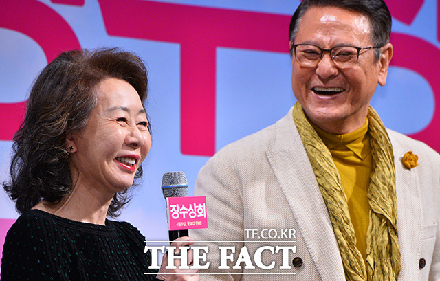 'Àå¼ö»óȸ' À±¿©Á¤(¿ÞÂÊ) ¹Ú±ÙÇüÀÇ ÇÔ¹Ú¿ôÀ½. ¹è¿ì À±¿©Á¤(¿ÞÂÊ)°ú ¹Ú°ÇÇüÀÌ 12ÀÏ ¿ÀÀü ¼¿ï °³²±¸ ½Å»çµ¿ CGV ¾Ð±¸Á¤¿¡¼ ¿¸° ¿µÈ 'Àå¼ö»óȸ' Á¦ÀÛ ¹ßǥȸ¿¡ Âü¼®ÇØ ¿ôÀ½À» ÅͶ߸®°í ÀÖ´Ù./±è½½±â ±âÀÚ