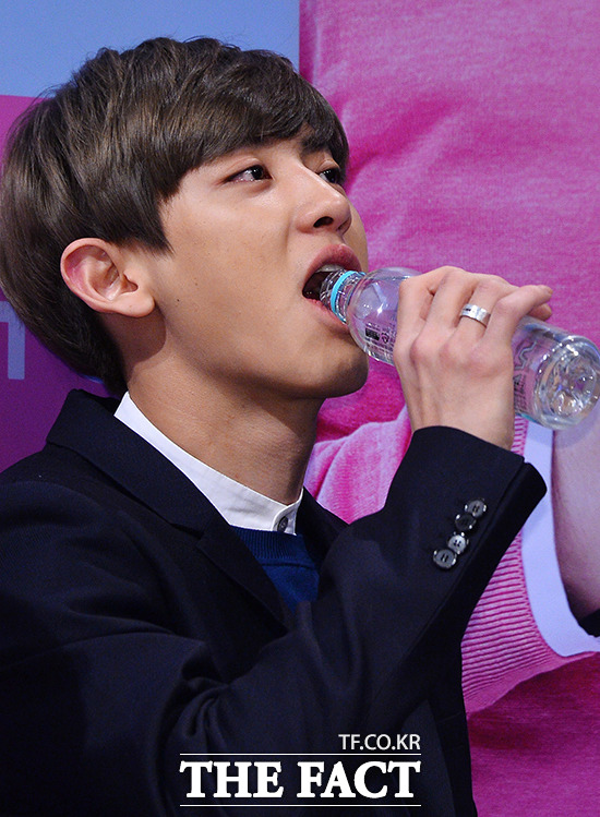 'Àå¼ö»óȸ'¿¡¼ óÀ½ ¿¬±â¿¡ µµÀüÇÑ ¿¢¼Ò Âù¿. Âù¿ÀÌ 12ÀÏ ¿ÀÀü ¼¿ï °³²±¸ ½Å»çµ¿ CGV ¾Ð±¸Á¤¿¡¼ ¿¸° ¿µÈ 'Àå¼ö»óȸ' Á¦ÀÛ ¹ßǥȸ¿¡ Âü¼®ÇØ ¹°À» ¸¶½Ã°í ÀÖ´Ù./±è½½±â ±âÀÚ