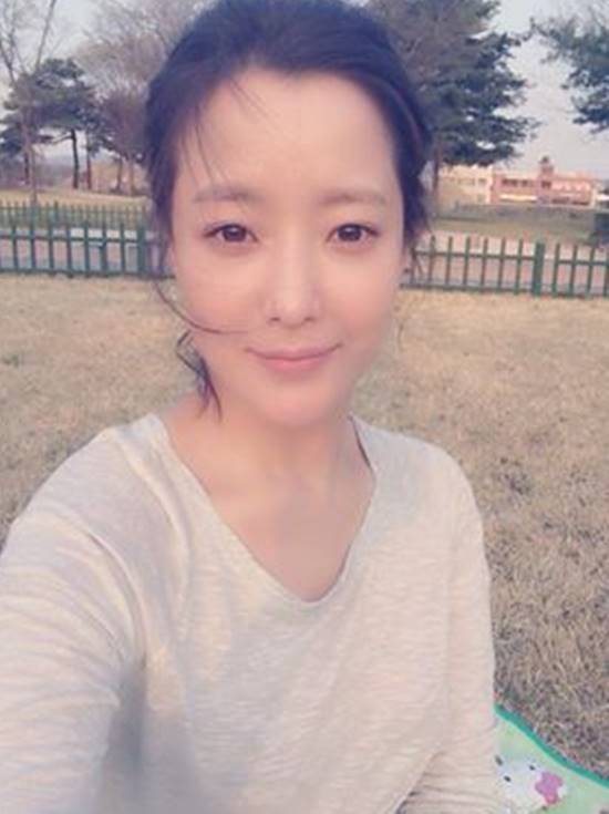 '¾Þ±×¸®¸¾' ±èÈñ¼±, º¢²É ³ªµéÀÌ. '¾Þ±×¸®¸¾' ±èÈñ¼±ÀÌ º¢²É ³ªµéÀÌ »çÁøÀ» ¿Ã·Á ´«±æÀ» ²ø°í ÀÖ´Ù./ ±èÈñ¼± ÆäÀ̽ººÏ