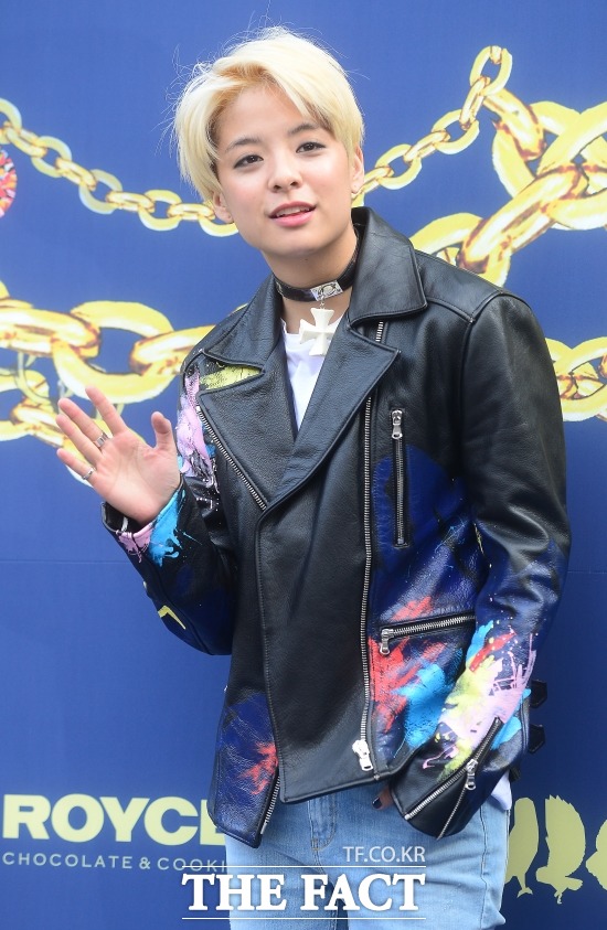 ����, ����� � ���� ���Ǽ� ���. �ɱ׷� �������� ����(����)�� ���� ���� ���α׷����� ��� ������� ���� �߾�鿡 ���� �ظ��ϰ� ����ߴ�. / �̻��� ����