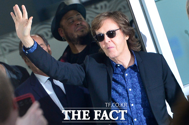 �� ��īƮ��(73)�� ���� ù ���� ������ ���� �ѱ���� �λ縦 �ǳ޴�. /����ȣ ����