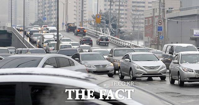 '������ ����ؾ���' ����(3��) ���� �ֿ� ���ӵ��� ���౸�� ���ַ� ��ü�� �Ͼ�� �ִ�. ��ü�� ���� 6�� ������ �̸����ٰ� ���� ���Ŀ��� Ǯ�� ������ ���δ�. /�载�� ����