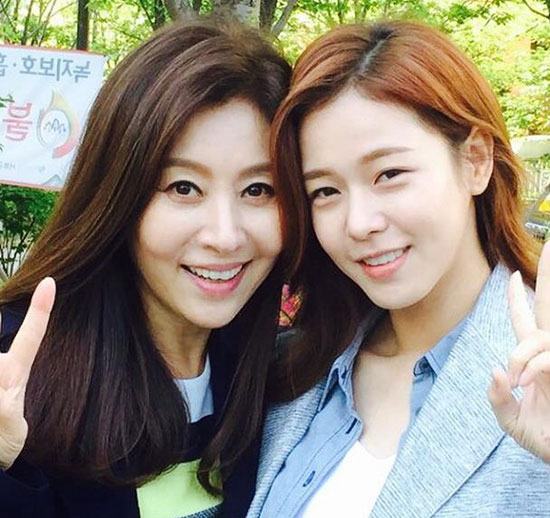 ÃÖ¸í±æ µ¿¾È ¼¿Ä«. ¹è¿ì ÃÖ¸í±æ(¿ÞÂÊ)ÀÌ SNS¿¡ KBS2 ÁÖ¸» µå¶ó¸¶ 'ÆÄ¶û»õÀÇ Áý'¿¡ ÇÔ²² Ã⿬ÇÏ´Â ¹è¿ì °æ¼öÁø°ú ÂïÀº ¼¿Ä«¸¦ ¿Ã·È´Ù. /ÃÖ¸í±æ ÀνºÅ¸±×·¥