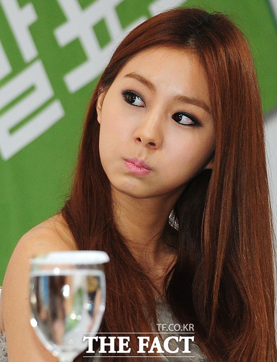 À¯´Ï '¿ì°á' Ã⿬¼... À¯À̰¡ Ƽ¾Æ¶ó ÀºÁ¤¿¡°Ô »ç°úÇÑ »ç¿¬ÀÌ ´«±æÀ» ²ø°í ÀÖ´Ù. /¹èÁ¤ÇÑ ±âÀÚ