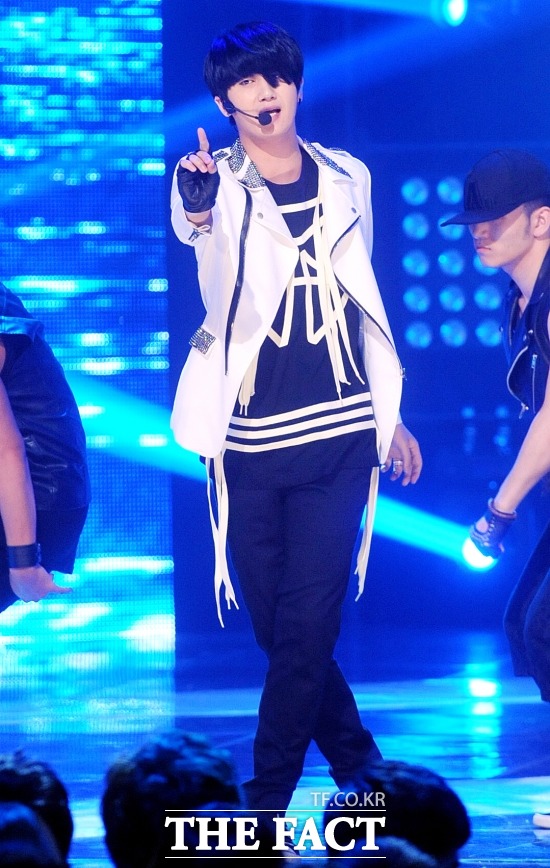 㿵   30 . SS501  㿵 ذ 赿  ִ ̿Ƽ   ϰ ִ. /ƮDB