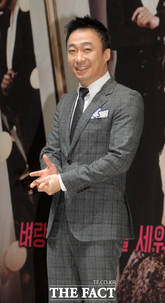 ÆÈ»öÁ¶ ¸Å·Â+¿¬±â·Â. ¹è¿ì À̼º¹ÎÀÌ ½ºÅ©¸°°ú ºê¶ó¿î°üÀ» ¿À°¡¸ç ¼± ±½Àº ¿¬±â·Î ´ëÁß¿¡°Ô »ç¶û¹Þ°í ÀÖ´Ù. /¹®º´Èñ ±âÀÚ