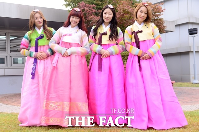 ¸á·Îµðµ¥À̰¡ Ãß¼®À» ¸Â¾Æ <´õÆÑÆ®> »ç¿ÁÀ» ã¾Ò´Ù. ¸á·Îµðµ¥ÀÌ´Â µ¶Àڵ鿡°Ô Ãß¼® Àλ縦 °Ç³Þ´Ù. /³²À±È£ ±âÀÚ