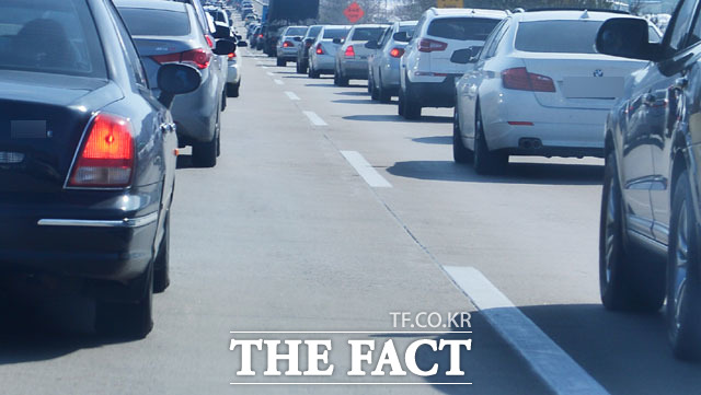 'Á¤Ã¼' 26ÀÏ Çѱ¹µµ·Î°ø»ç¿¡ µû¸£¸é À̳¯ »õº®ºÎÅÍ ¸ô¸° ±Í¼ºÂ÷·®À¸·Î °í¼Óµµ·Î °÷°÷¿¡ Á¤Ã¼ Çö»óÀÌ ºú¾îÁö°í ÀÖ´Ù. /´õÆÑÆ®DB