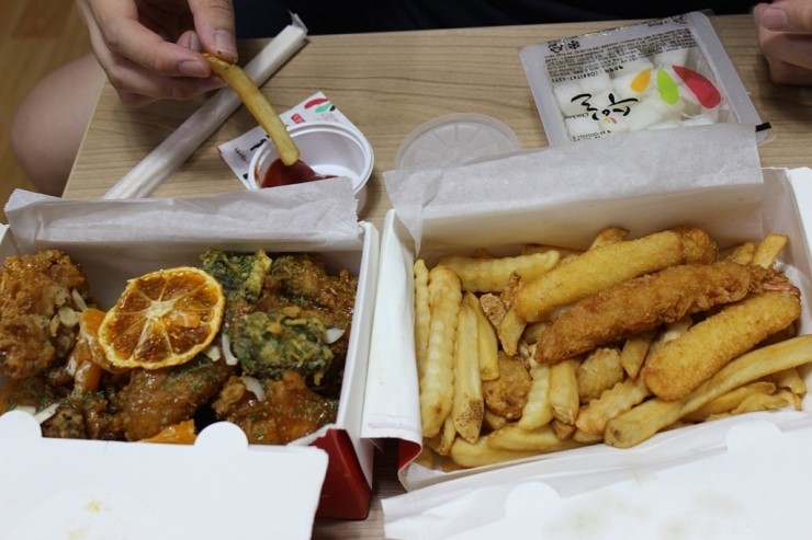 중문 야식으로 수일통닭 댕귤치킨 밤에 더 생각나. 