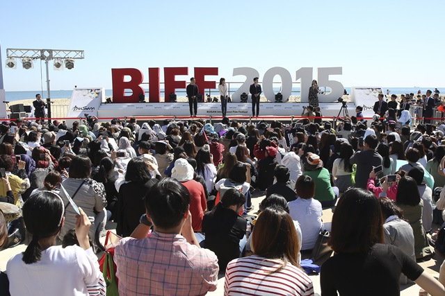 ¹«´ëÀλç ÇöÀåÀ» °¡µæ ¸Þ¿î °ü°´µé. ÇØ¿î´ë ºñÇÁ ºô¸®Áö¿£ 'ƯÁ¾: ·®Ã¾»ìÀαâ'¹«´ëÀλ縦 º¸°íÀÚ ¸¹Àº ÀÎÆÄ°¡ ¸ô·È´Ù. /·Ôµ¥¿£ÅÍÅ×ÀÎ¸ÕÆ® Á¦°ø