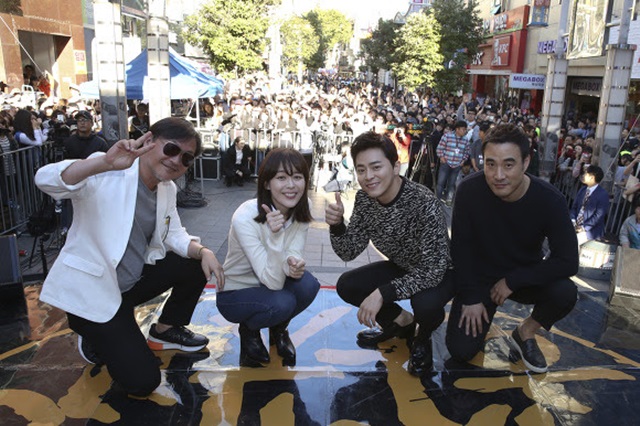 ¿µÈ 'ƯÁ¾: ·®Ã¾»ìÀαâ'ÀÇ ÁÖ¿¬¹è¿ìµé. Á¦20ȸ ºÎ»ê±¹Á¦¿µÈÁ¦¿¡ ÃÊûµÈ 'ƯÁ¾: ·®Ã¾»ìÀαâ'¹è¿ìµéÀÌ ¿µÈ ÆÒµéÀ» ¸¸³ª ¶æ±íÀº ½Ã°£À» º¸³Â´Ù. /·Ôµ¥¿£ÅÍÅ×ÀÎ¸ÕÆ® Á¦°ø