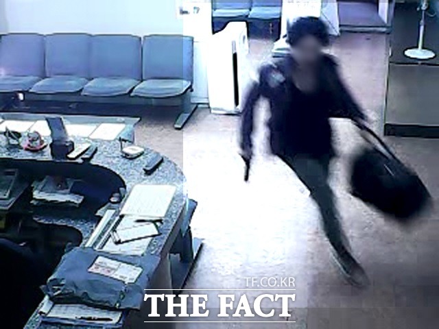 �λ� �λ����������� 4�� �λ��� �� �ǳ�����忡�� ���� ���ָ� ���� ��� ���Ѱ� ��ź�� ���� �޾Ƴ��� ������ ȫ ���� \