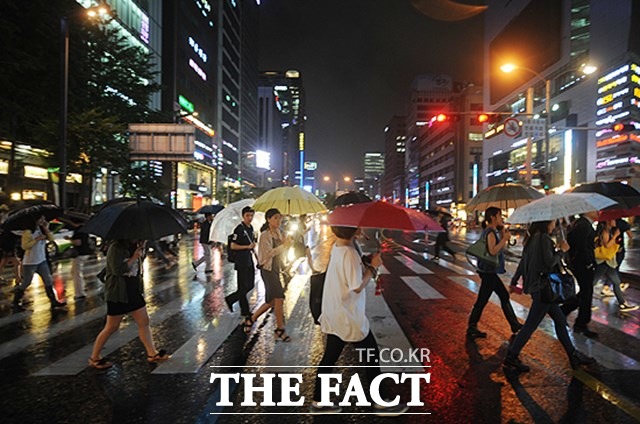 7ÀÏ ±â»óû¿¡ µû¸£¸é Áß±¹ ÁߺÎÁö¹æ¿¡¼ ¼ÇØ»óÀ¸·Î À̵¿ÇÏ´Â Àú±â¾ÐÀÇ ¿µÇâÀ¸·Î Àü±¹ÀÌ È帮°í ¸¹Àº ¾çÀÇ ºñ°¡ ³»¸®°Ú´Ù. /´õÆÑÆ® DB