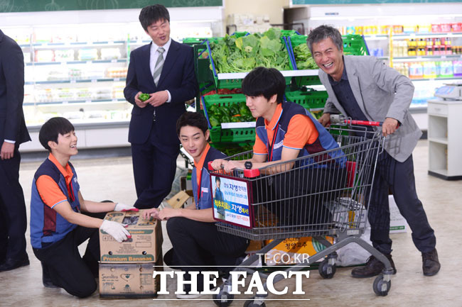 '¼Û°÷' ¿¡ Ã⿬Çϰí ÀÖ´Â ¹è¿ìµé. '¼Û°÷'Àº ºñÁ¤±ÔÁ÷ ÇØ°í ³ëµ¿ÀÚ¸¦ ÁÖÀΰøÀ¸·Î ÇÑ´Ù. /³²À±È£ ±âÀÚ