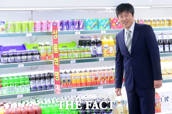 ¼Òǰ±îÁö ¼¶¼¼ÇÏ°Ô ½Å°æ¾´ '¼Û°÷'. '¼Û°÷'Àº ¼¼Æ®Àå¿¡ ´ëÇü¸¶Æ®¸¦ ¿Ïº®ÇÏ°Ô ÀçÇöÇß´Ù. /³²À±È£ ±âÀÚ