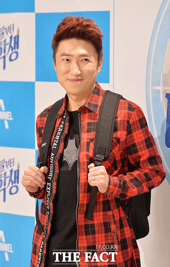 À嵿¹Î, °³±× ³í¶õ ¾ð±Þ. °³±×¸Ç À嵿¹ÎÀÌ 22ÀÏ ¿ÀÀü ä³ÎA '¿À´ÃºÎÅÍ ´ëÇлý' ±âÀÚ°£´ãȸ¸¦ ÅëÇØ °³±× ³í¶õ ÈÄ Ã³À½À¸·Î °ø½Ä¼®»ó¿¡ ¿Ã¶ú´Ù. /¹®º´Èñ ±âÀÚ