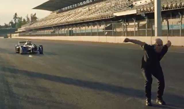 ÇÒ¸®¿ìµå ½ºÅÏÆ®¸Ç µ¥¹Ì¾È ¿ùÅͽº°¡ ´Þ·Á¿À´Â Æ÷¹Ä·¯ E Â÷·®À» µîÁö°í ¶Ù¾î³Ñ´Âµ¥ ¼º°øÇß´Ù. /À¯Æ©ºê ĸó