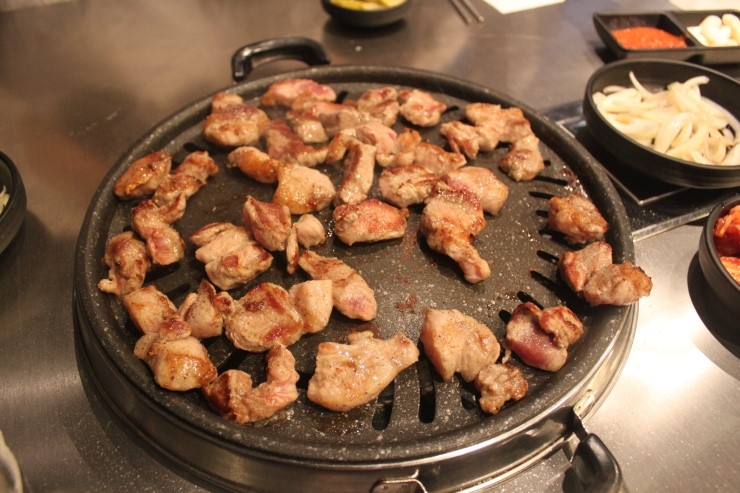 (부산/ 서면) -  오늘 김해 生 뒷고기  < 평일에도 줄써서 먹는 3900원이란 저렴한 가격에 즐길수있는 김해 뒷고기 >