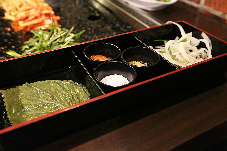 큼직한 철판에 굽는 삼겹살 / 숙대맛집 / 화통삼겹살