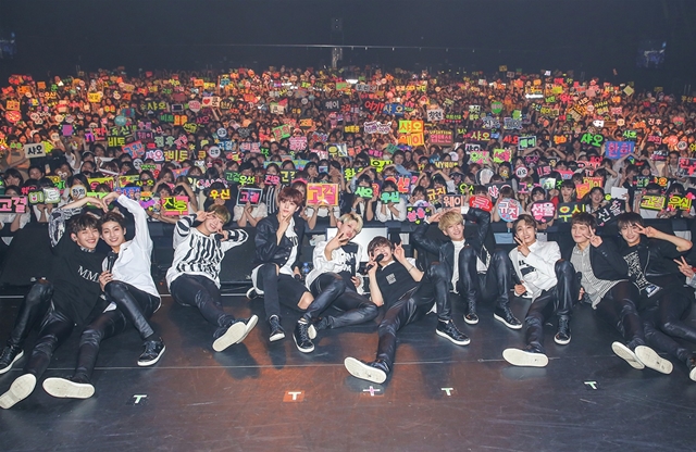 5000¿© ÆÒµéÀÌ ¸ðÀÎ ¾÷ÅÙ¼Ç ¼îÄÉÀ̽º ÇöÀå. ÀϺ» ÆÒµéÀº ¾÷ÅÙ¼ÇÀÇ °ø¿¬¿¡ ¿±¤Çß´Ù. /Ƽ¿ÀÇǹ̵ð¾î Á¦°ø