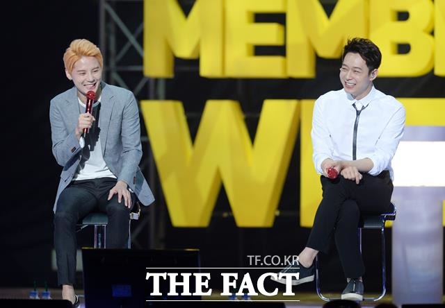 ¹ÚÀ¯Ãµ(¿À¸¥ÂÊ)ÀÌ Áö³ÇØ ±º ÀÔ´ëÀü °¡Áø '2015 JYJ Membership Week' ÆÒ¹ÌÆÃ¿¡¼ ±èÁؼö(¿ÞÂÊ)¿Í ÇÔ²² ÆÒµé°ú Áñ°Å¿î ½Ã°£À» º¸³»°í ÀÖ´Ù. /ÀÌÈ¿±Õ ±âÀÚ